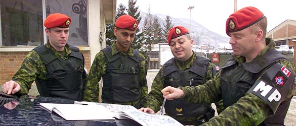 Policiers militaires des Forces armées canadiennes se préparant pour des patrouilles à Zgon en Bosnie-Herzégovine.