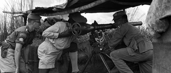 Un soldat canadien du Royal 22<sup>e</sup> Régiment examine un canon sans recul lors d'une visite à un poste de défense congolais.