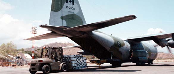 Un avion Hercules des Forces armées canadiennes livrant des approvisionnements pour les efforts de soutien de la paix en Timor-Oriental.