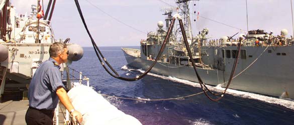 Un marin canadien à bord du NCSM Protecteur durant une opération de ravitaillement dans les eaux près du Timor-Oriental.