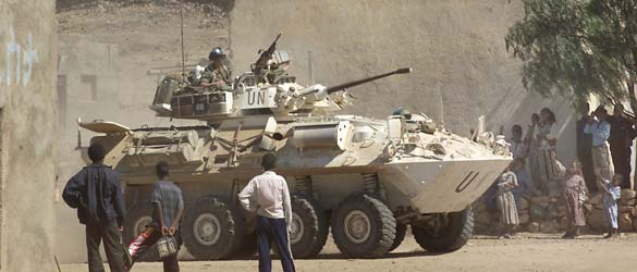 Un véhicule blindé léger des Forces armées canadiennes en patrouille à Adi Ugri en Érythrée.
