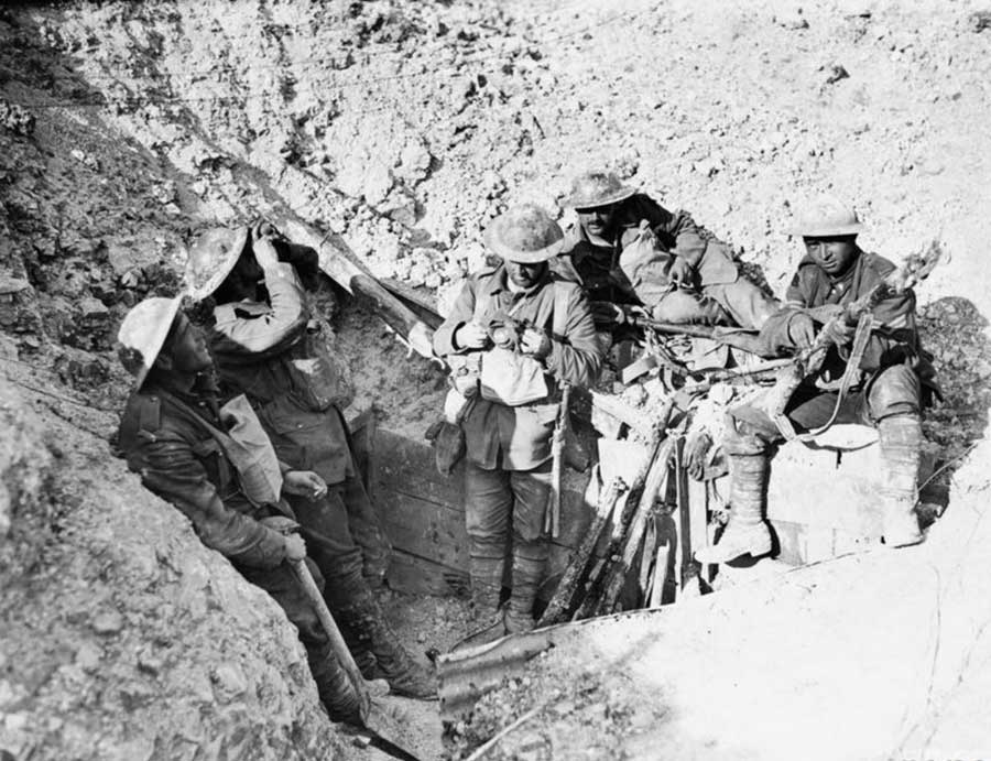 Des troupes canadiennes dans une tranchée allemande à la cote 70 en août 1917.