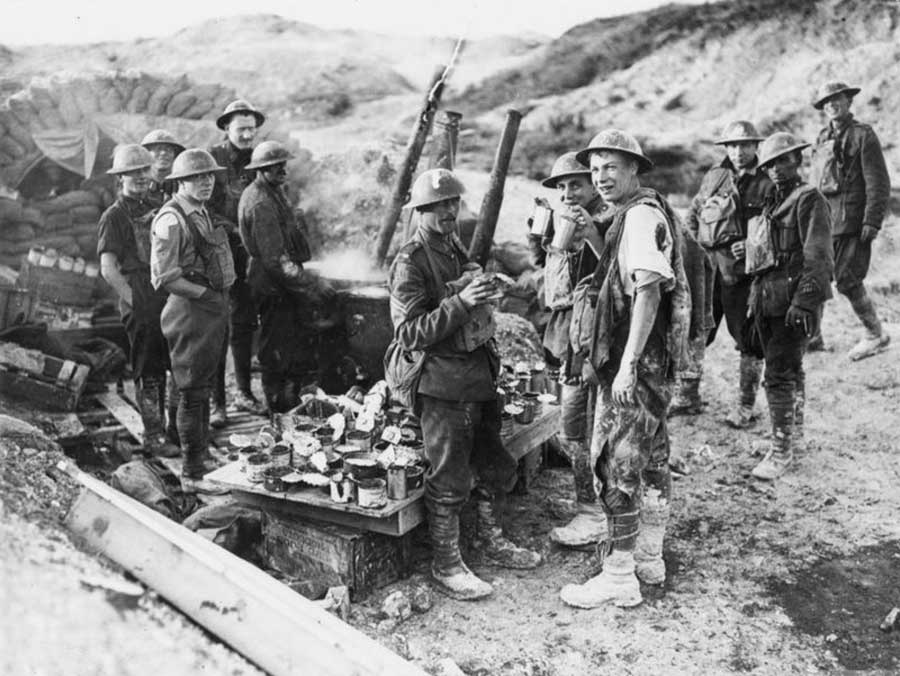 Des soldats canadiens se reposent près des lignes allemandes durant la bataille de la cote 70. 