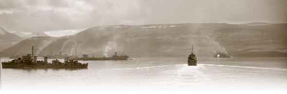 Navires d'escorte et de la marine marchande à Hvalforjd, Islande, avant le départ du convoi PQ 17 pour Mourmansk