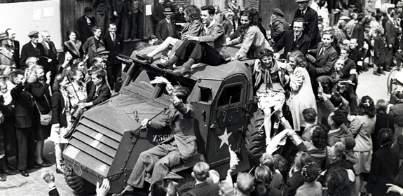 Personnes célébrant la libération à Rotterdam