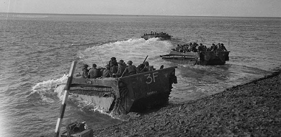 Des véhicules amphibies « Buffalo » transportant des troupes au-delà de l'Escaut jusqu'en Hollande