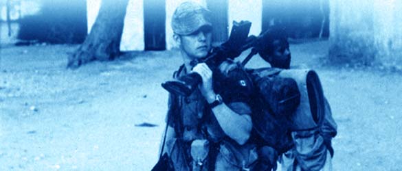 Soldat canadien en Somalie avec une carabine accrochée à l'épaule.