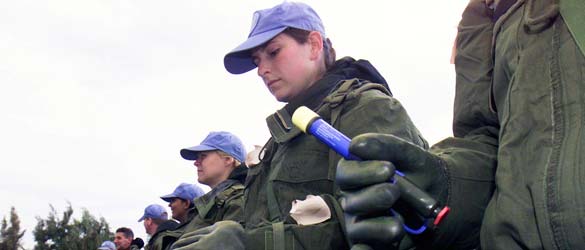 Des gardiens de la paix canadiens suivent une formation contre les armes chimiques sur le Plateau du Golan.