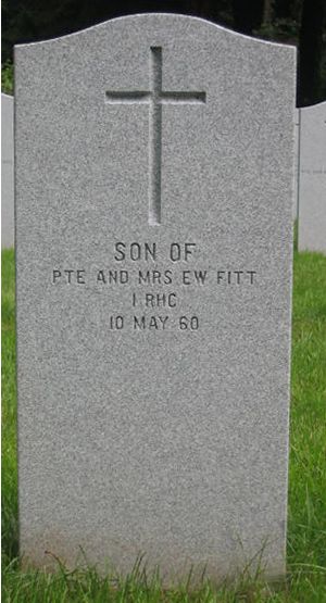 Pierre tombale de Infant Son Fitt