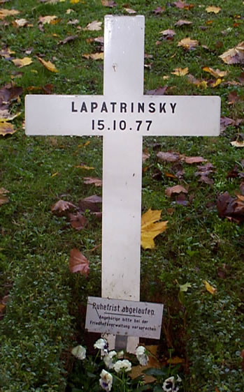 Original headstone prior to replacement in 2002