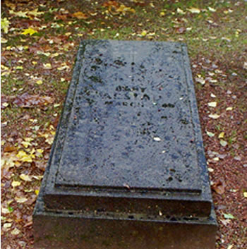 Pierre tombale originale, remplacée en 2002<br>(Photographie prise par Trevor Heavens)