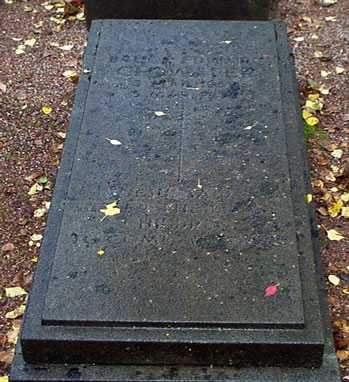Original headstone prior to replacement in 2002<br>(Photo by Trevor Heavens)