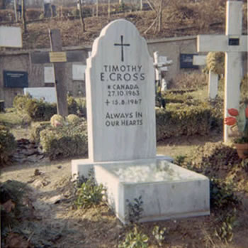 Original headstone prior to replacement in 2002