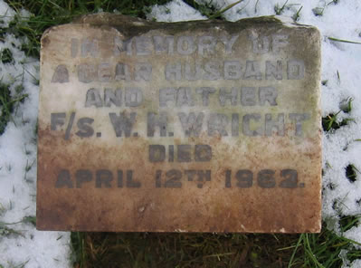 Original headstone prior to replacement in 2005