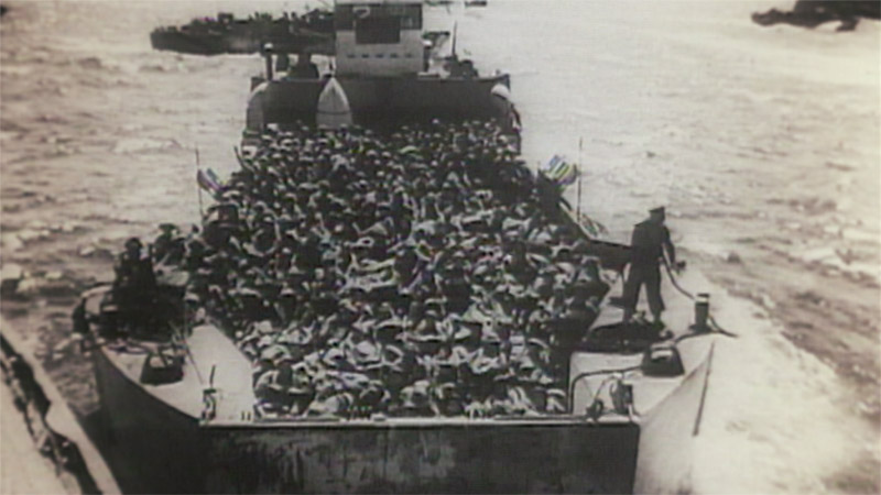 Allied landing craft filled with soldiers during the Second World War.