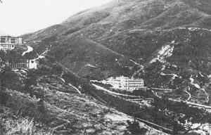 La Mission salésienne, vue de la caserne de Lye-Mun; à l'arrière le mont Parker. <em>(Musée canadien de la guerre J-20553-1)</em>