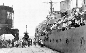 Le <abbr title='Navire canadien de Sa Majesté'>NCSM</abbr> <em>Prince Robert</em> à côté de la jetée pendant la libération de Hong Kong, août 1945. (<em>Bibliothèque et Archives Canada PA-114813)</em>