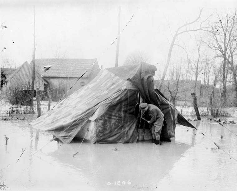 Un soldat canadien trouve sa tente inondée. 