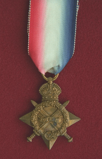 Étoile de 1914-1915. Une étoile de bronze a quatre rais de 1,75 pouce de largeur et 2,25 pouce de hauteur, le rai du haut remplacé par une couronne.