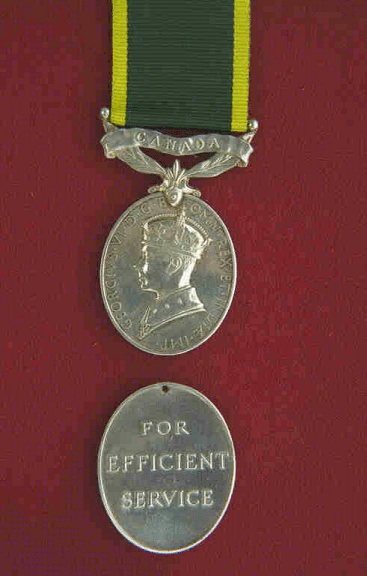 Médaille d'efficacité.  Une médaille ovale en argent de 1,5 pouce de hauteur et de 1,25 pouce de largeur.