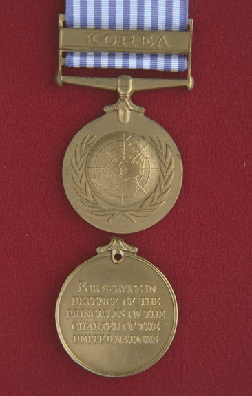 Médaille du service des Nations Unies (Corée).  Une médaille circulaire en bronze allié de 1, 375 pouce (35 mm) de diamètre.