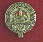 Armée Classe C.  L’insigne consiste en un bouton métallique de couleur argent.