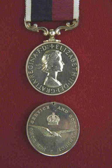 Médaille d'ancienneté de service et de bonne conduite de l'Aviation royale du Canada.  Une médaille circulaire en argent de 1,42 pouce de diamètre.
