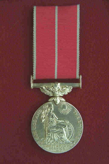 Médaille de l'Empire britannique (divisions militaire et civile).  Une mince médaille circulaire en argent de 1,42 pouce de diamètre.