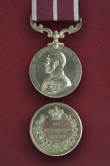 Médaille <em>britannique</em> du Service méritoire.  Une médaille circulaire en argent de 1,42 pouce de diamètre.
