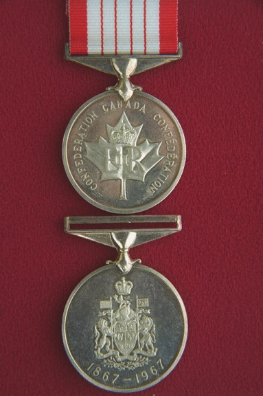 Médaille du centenaire du Canada (1967).  Une médaille circulaire en argent de 1,42&  pouce (36 mm) de diamètre, avec une mince bordure unie en relief.