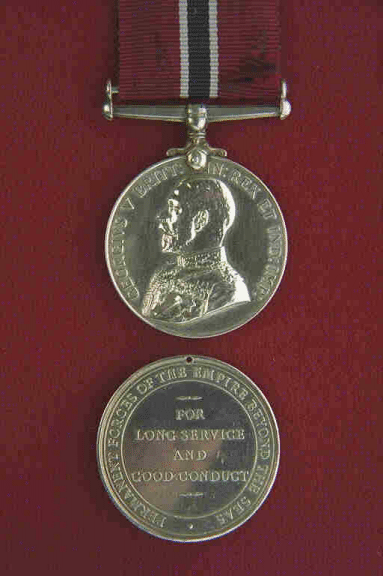Médaille d'ancienneté dans les Forces permanentes et de bonne conduite.  Médaille d'argent circulaire de 1,42 pouce de diamètre.