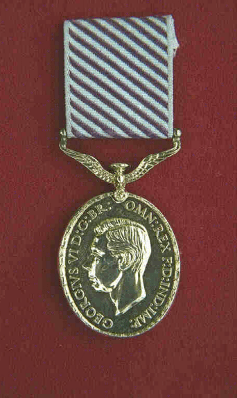 Médaille du Service distingué dans l'Aviation (D.F.M.).  Une médaille ovale en argent de 1,375 pouce de largeur et 1,625 pouce de longueur.