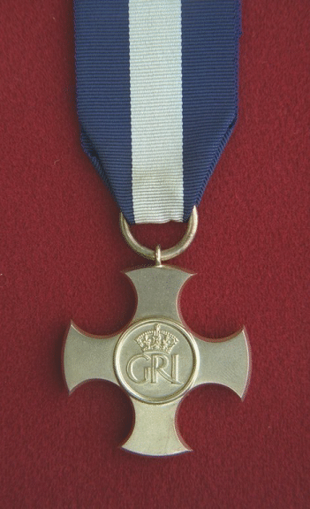 Croix du Service distingué.  Une croix pattée arrondie en argent uni, de 1,5625 pouce de largeur.