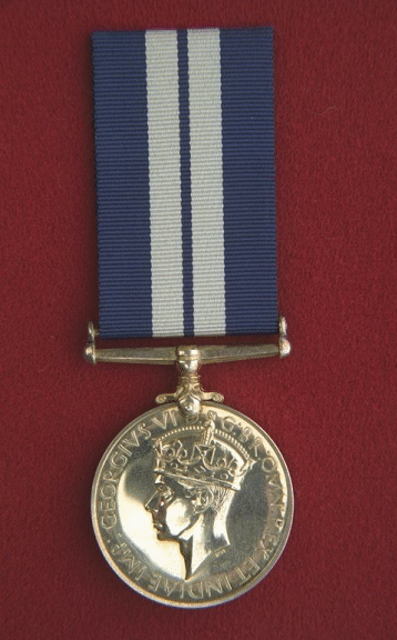 Médaille du Service distingué.  Une médaille circulaire en argent de 1,42 pouce de diamètre.