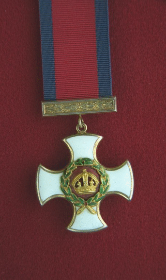 Ordre du Service distingué.  Une croix d'or pattée arrondie émaillée blanc et bordée d'or.