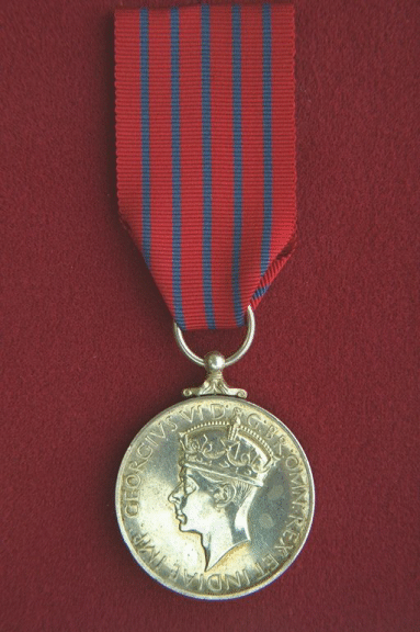 Médaille de George.  La médaille circulaire en argent a 1,42 pouce de diamètre.