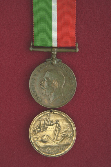 Médaille de guerre de la marine marchande. Une médaille circulaire en bronze de 1,42 pouce de diamètre.