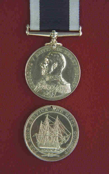 Médaille d'ancienneté de service et de bonne conduite de la Marine royale du Canada.  Médaille d'argent circulaire de 1,42 pouce de diamètre.