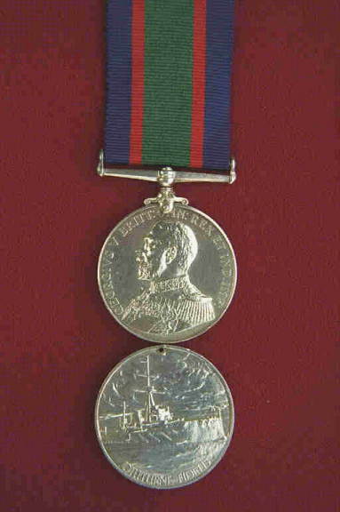 Médaille d'ancienneté de service et de bonne conduite de la Réserve volontaire de la Marine royale du Canada.  Une médaille circulaire en argent de 1,42 pouce de diamètre.