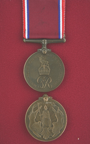 Médaille du volontaire de Terre-Neuve.  Une médaille circulaire en bronze de 1,42 pouce (36 mm) de diamètre.