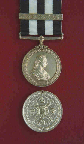 Médaille du service de l'Ordre de Saint-Jean.  Une médaille circulaire en cupronickel plaqué rhodium (de couleur argentée), de 1,5 pouce (38 mm) de diamètre.