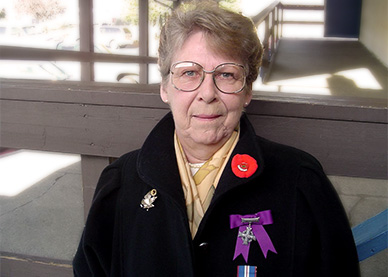 La Mère nationale de la Croix du Souvenir (Croix d’argent) de 2000 – Madame Carol Isfeld
