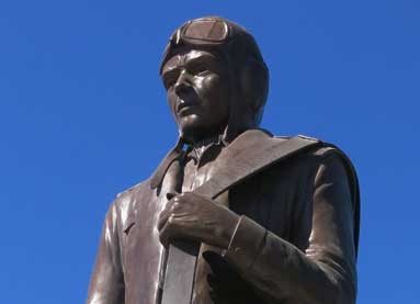  Une imposante statue de bronze d'un aviateur du PEACB regardant le Mur commémoratif