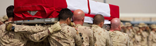 Soldats portant un cercueil