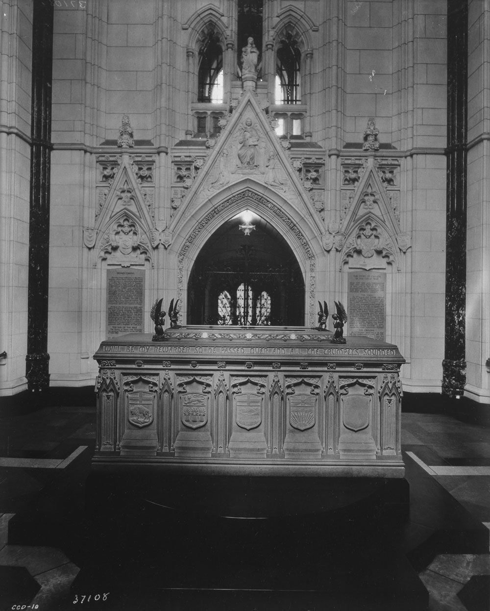 La Chapelle du Souvenir intérieure 1932, (vue de l’entrée).