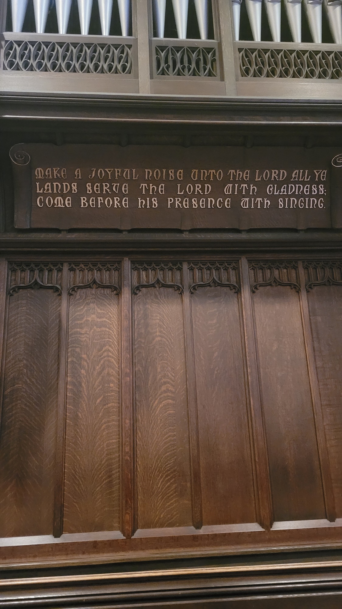 Inscription du côté gauche des tuyaux de l’orgue du Souvenir.