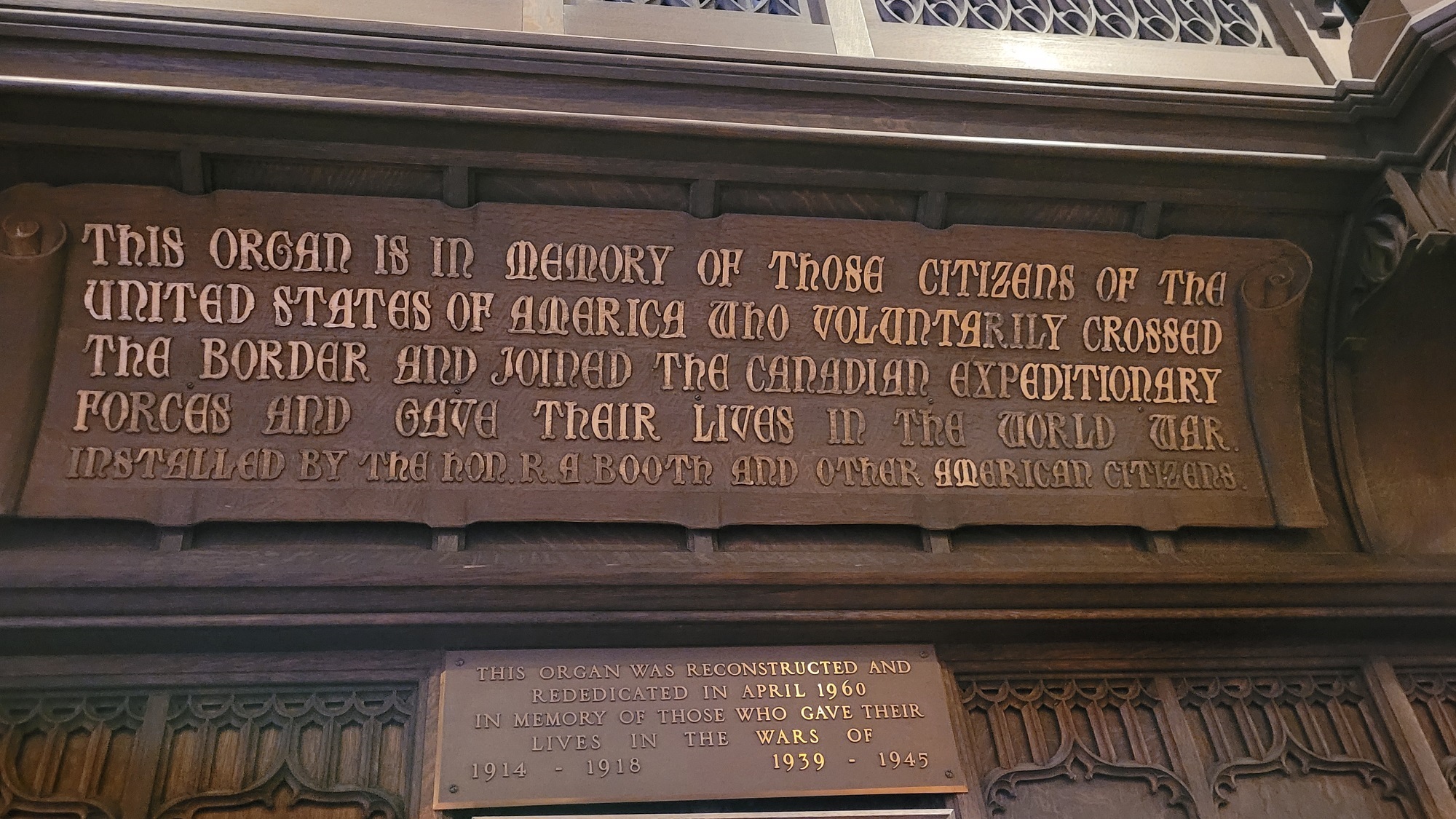 Inscription du côté droit des tuyaux de l’orgue du Souvenir.