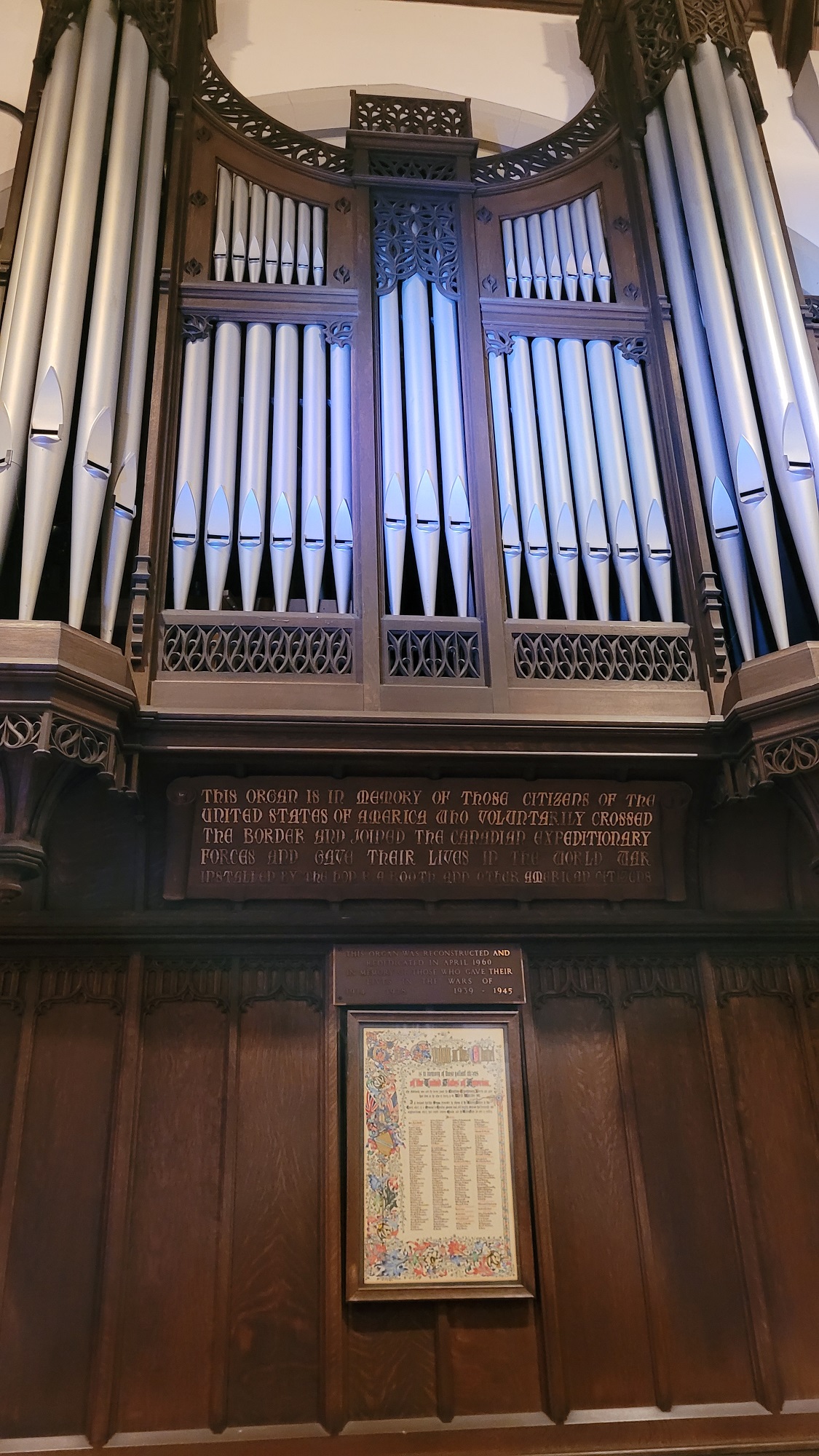 Inscription du côté droit des tuyaux de l’orgue du Souvenir.