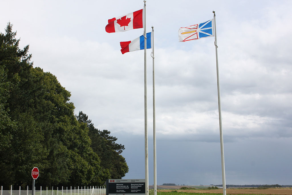 Drapeaux de la France, du Canada et de Terre-Neuve-et-Labrador
