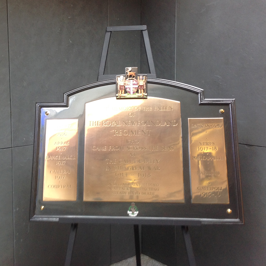 Plaque de bronze à l'intérieur de la Salle commémorative